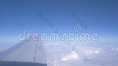 积云飞行飞云之上，奇幻全景.. 4K. 空中观景。 在云层之上飞行。 飞机转弯了.